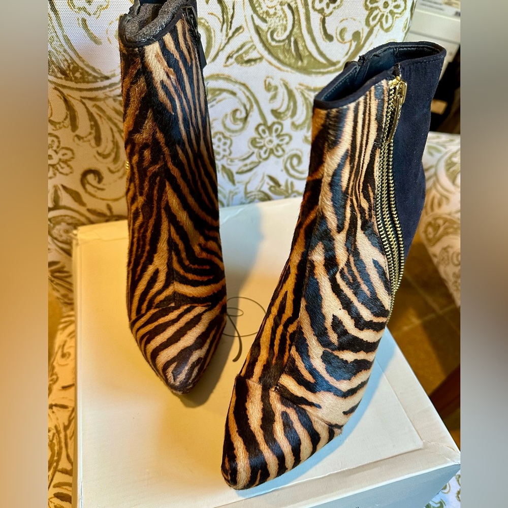 Never worn Rachel Roy women’s booties!